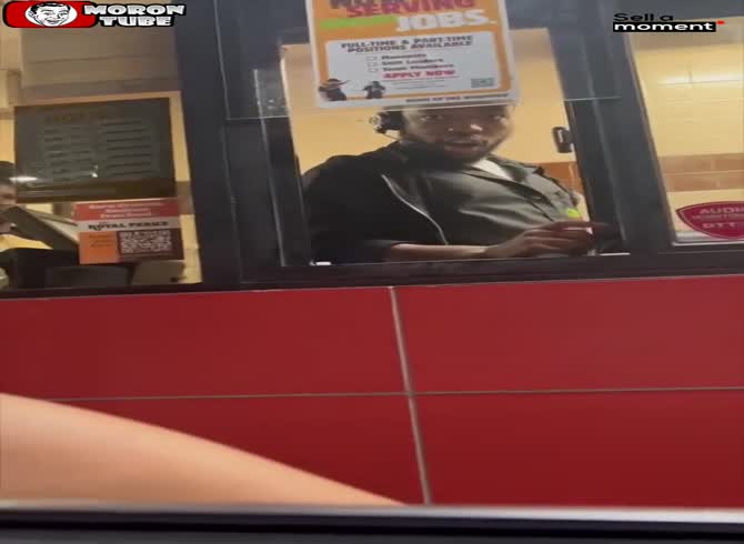 Video :During a dispute, a drive-thru employee flings beverages at him